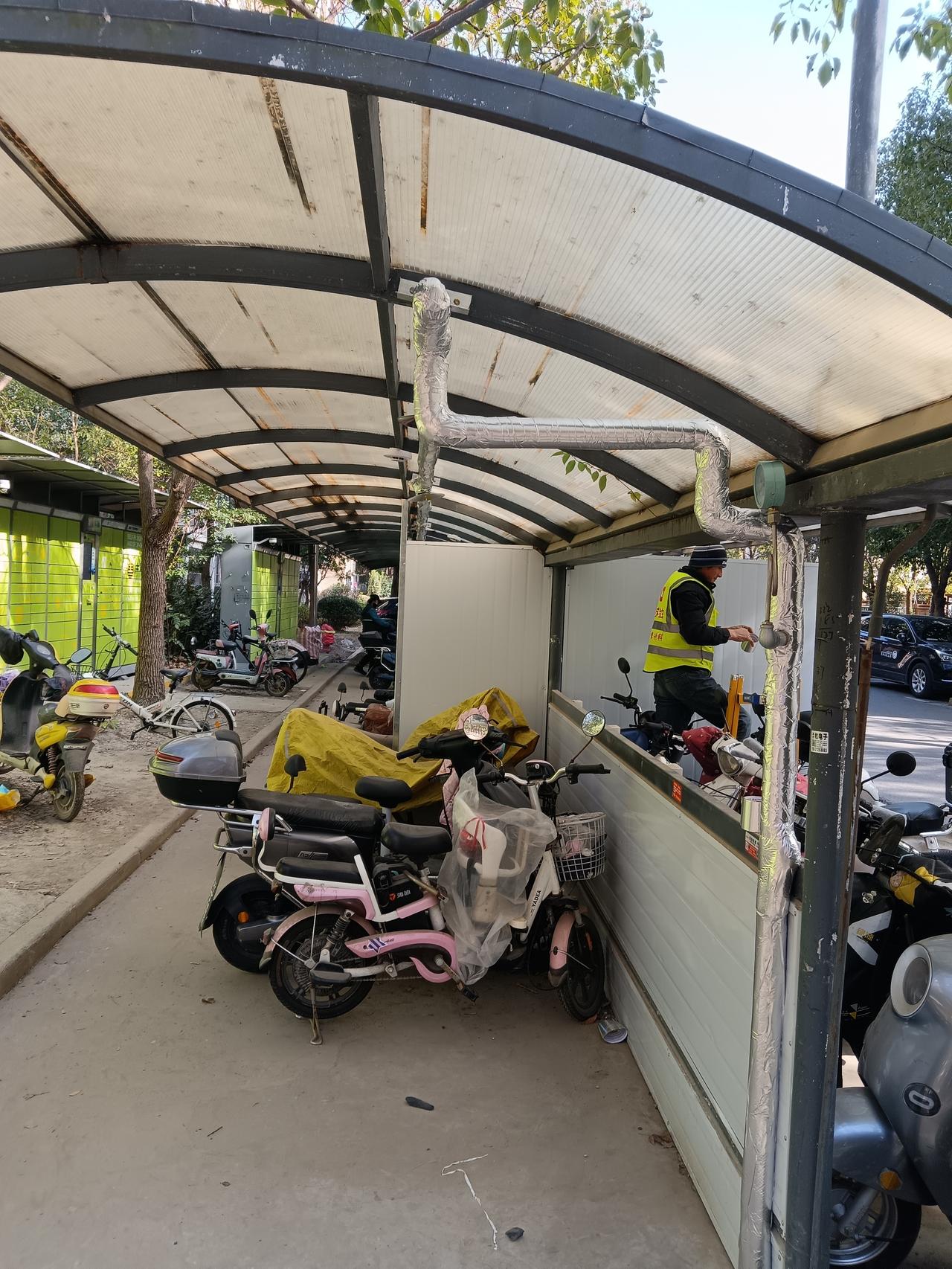 上海好，怪不得都跑来定居。今天路过小区车棚，看到工人师傅装修，我还以为装灯光和