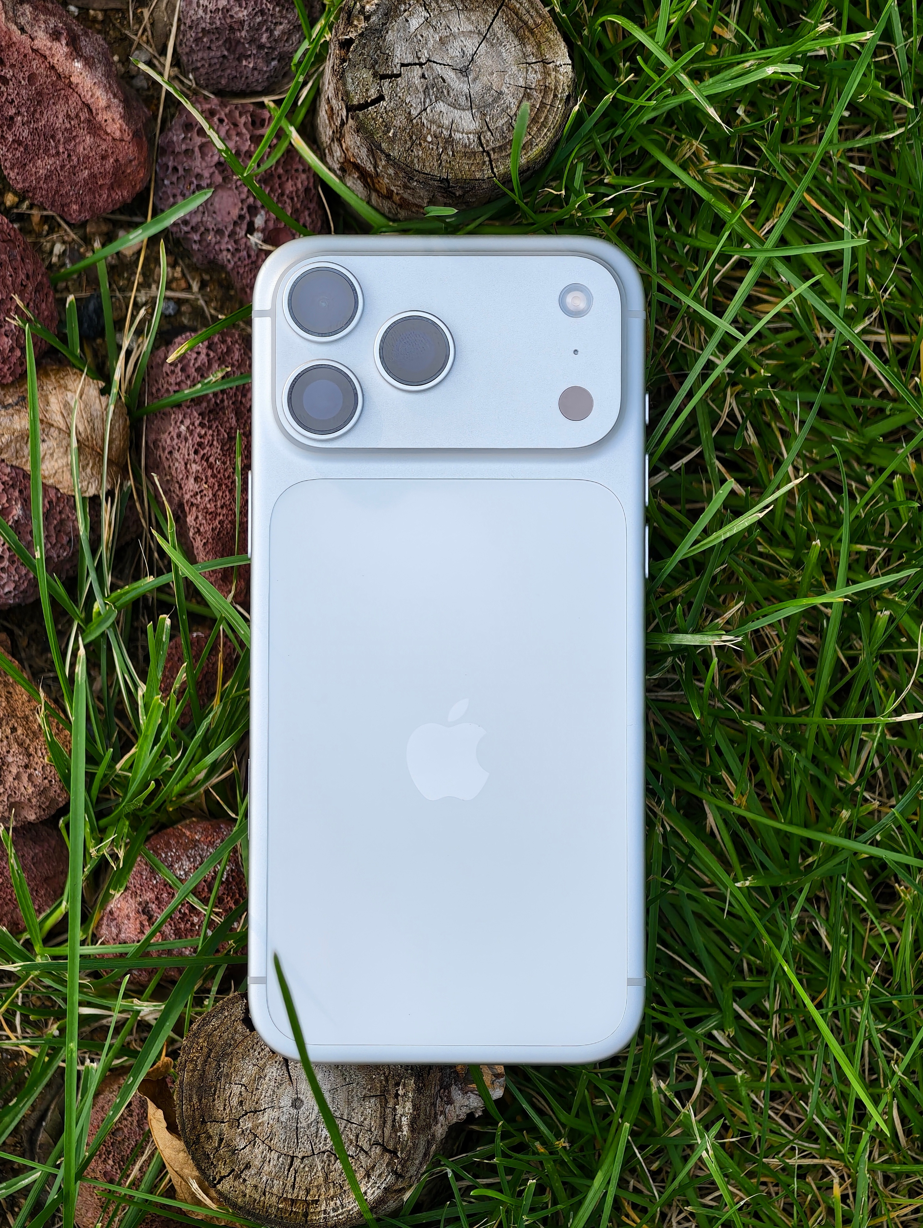 iPhone17Pro还是得买银色，今年没有黑色，所以白色是最不会出错那个