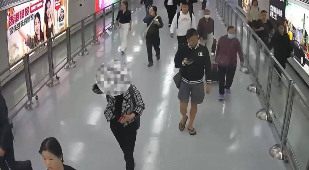 扣下了！深圳罗湖，在一批出境旅客中，一名女子引起海关人员的注意，她走得很快，神情