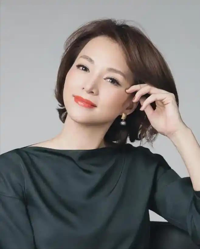 40岁董卿不顾劝阻，执意嫁给小5岁且离异带俩孩的百亿富豪密春雷，妈妈苦苦劝阻：“