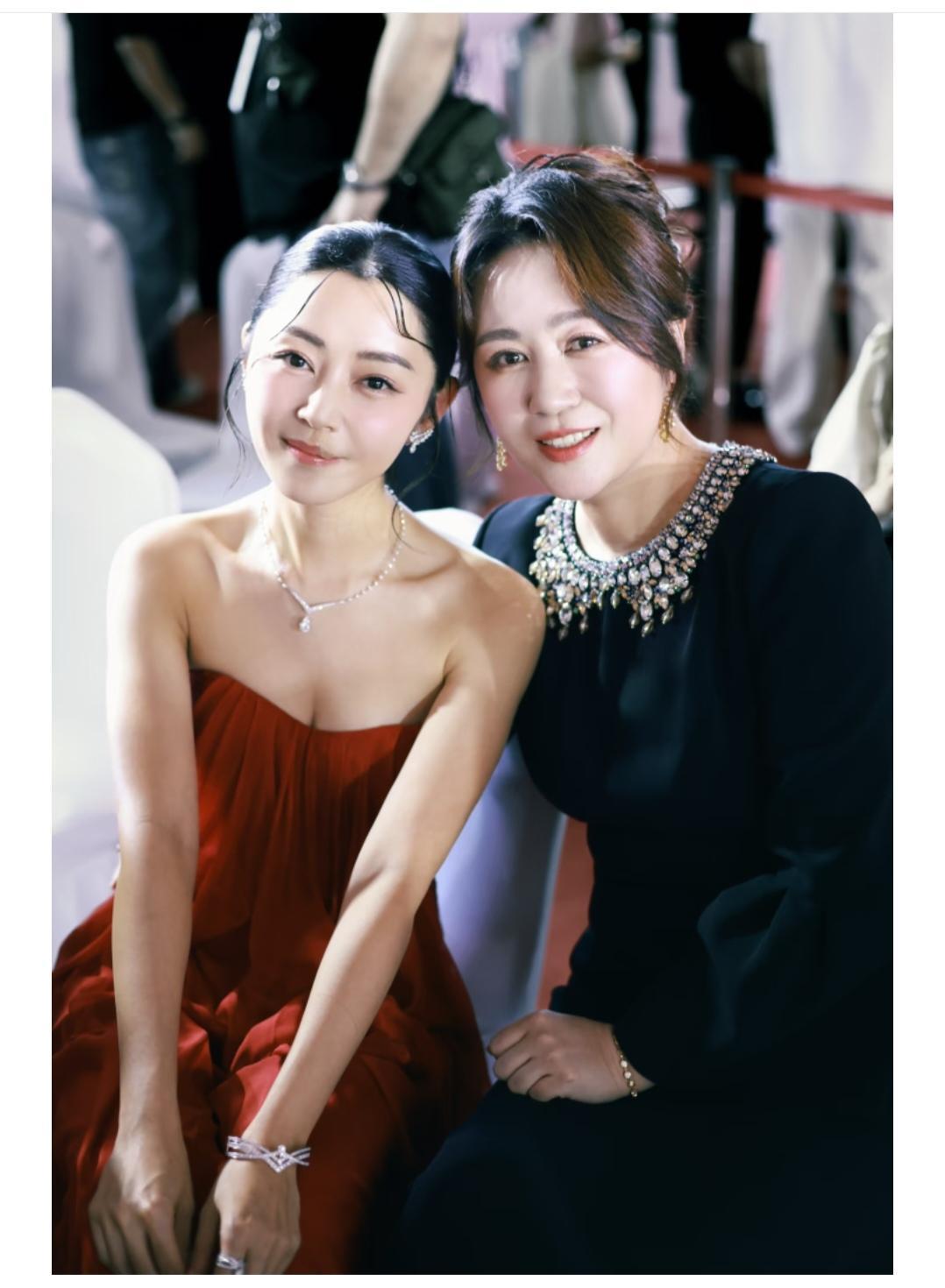卫诗雅，口红为什么少涂了一点？