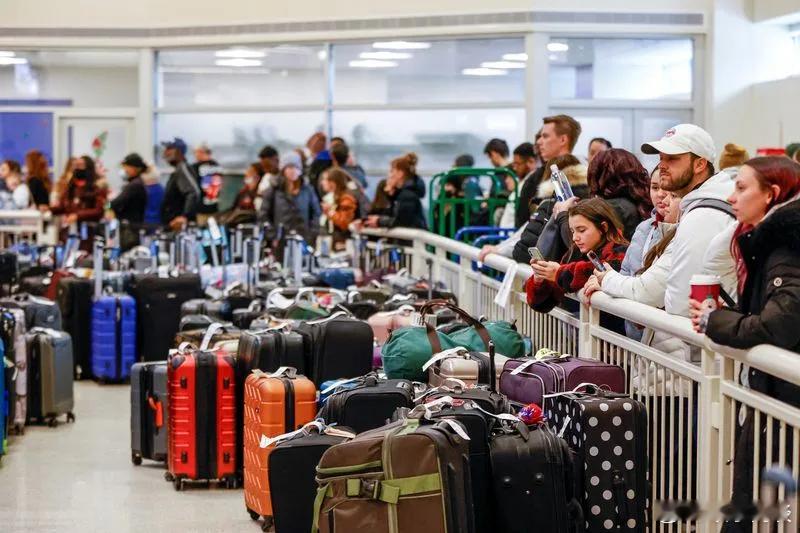 【美国放弃拜登要求航空公司对航班中断进行赔偿的计划】【美国反对美国】（路透社）