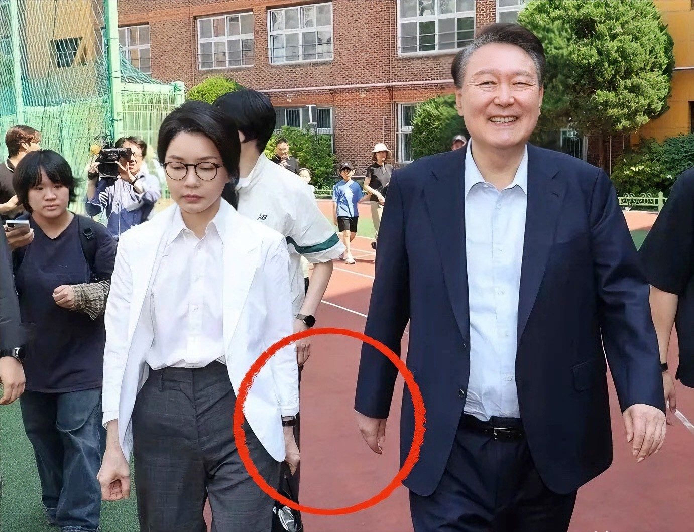 昔日恩爱不再，韩国前第一夫人全程冷脸与丈夫现身大选投票。韩国第21任总统大选投票
