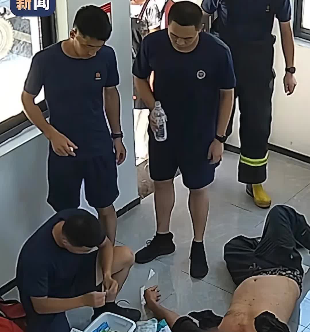 惊魂一刻！中年男子冲进消防站求救，消防员神速反应上演生死营救！
