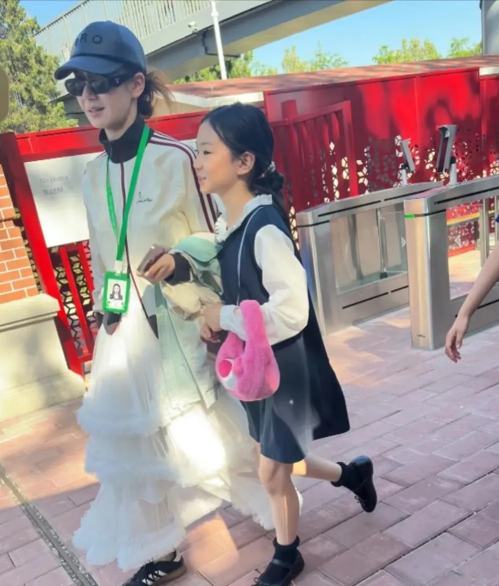 戚薇去学校接女儿lucky放学一身打扮仙气飘飘的，原来明星接孩子也是要用接送卡