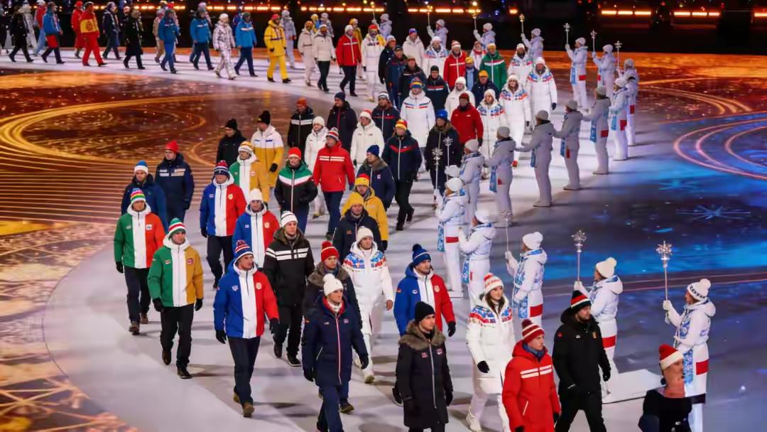 分不清冬奥开幕式还是时装秀！中国队蓝战袍出圈，网友：美哭当夜幕降临，北京的鸟