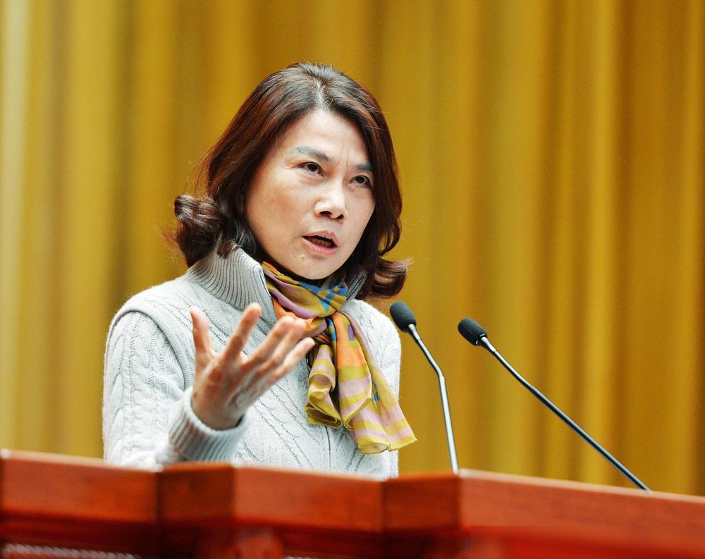 我给大家翻译下董明珠原话：“如果用铝管的话，确实要便宜很多，”她当年纠结的点