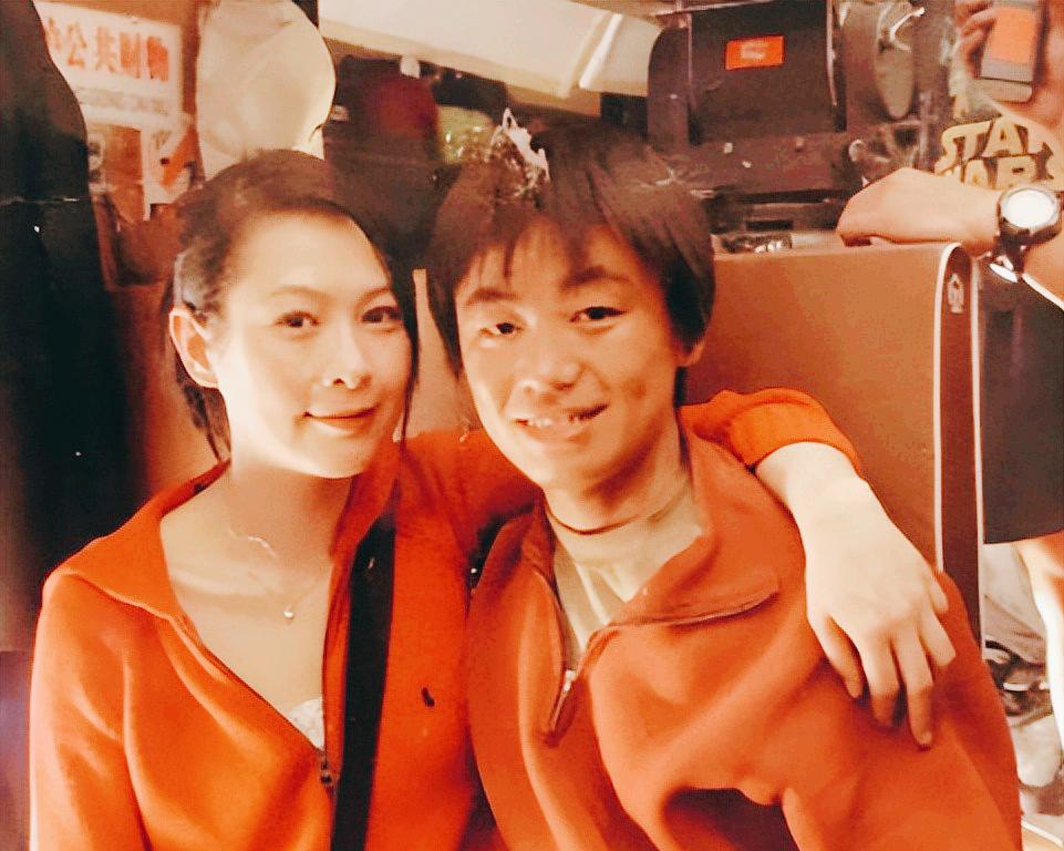 2008年刘若英筹备演唱会，拿起手机拨给王宝强，电话那头却传来犹豫的声音：“姐，