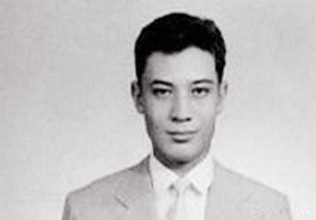 照片上和蒋经国合影的年轻人叫邱明山，他从小在蒋家长大，蒋经国待他视如己出，蒋介石