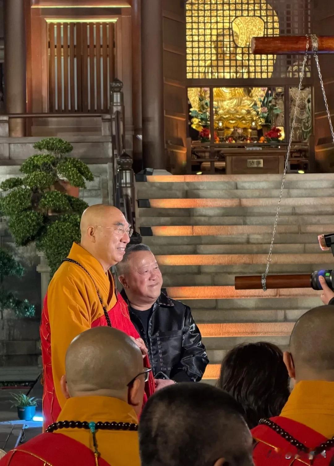 TVB高层曾志伟参加跨年夜寺庙祈福仪式，穿着一件黑色的短装皮衣，黑色阔腿裤，脚踩