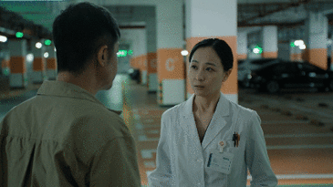 要素多到爆炸！一场手术，两个女人的一生被改写，而隐身玩家秦鸣却用谎言轻松抽身。这