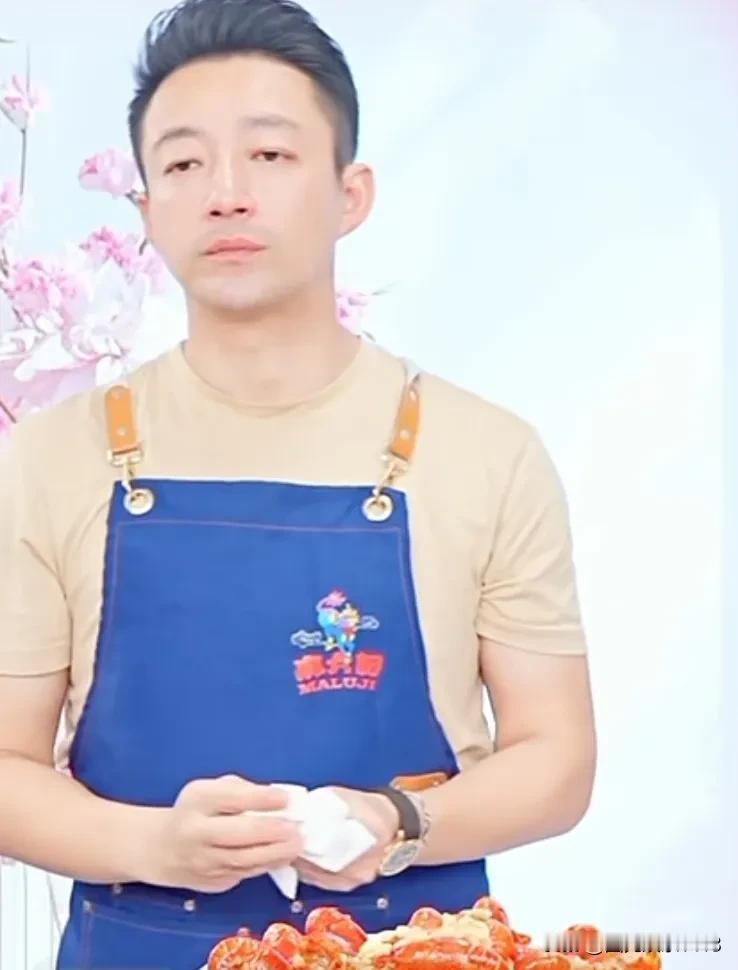 汪小菲真的很敬业。5月17号举行的婚礼，19号又到直播间开启直播。