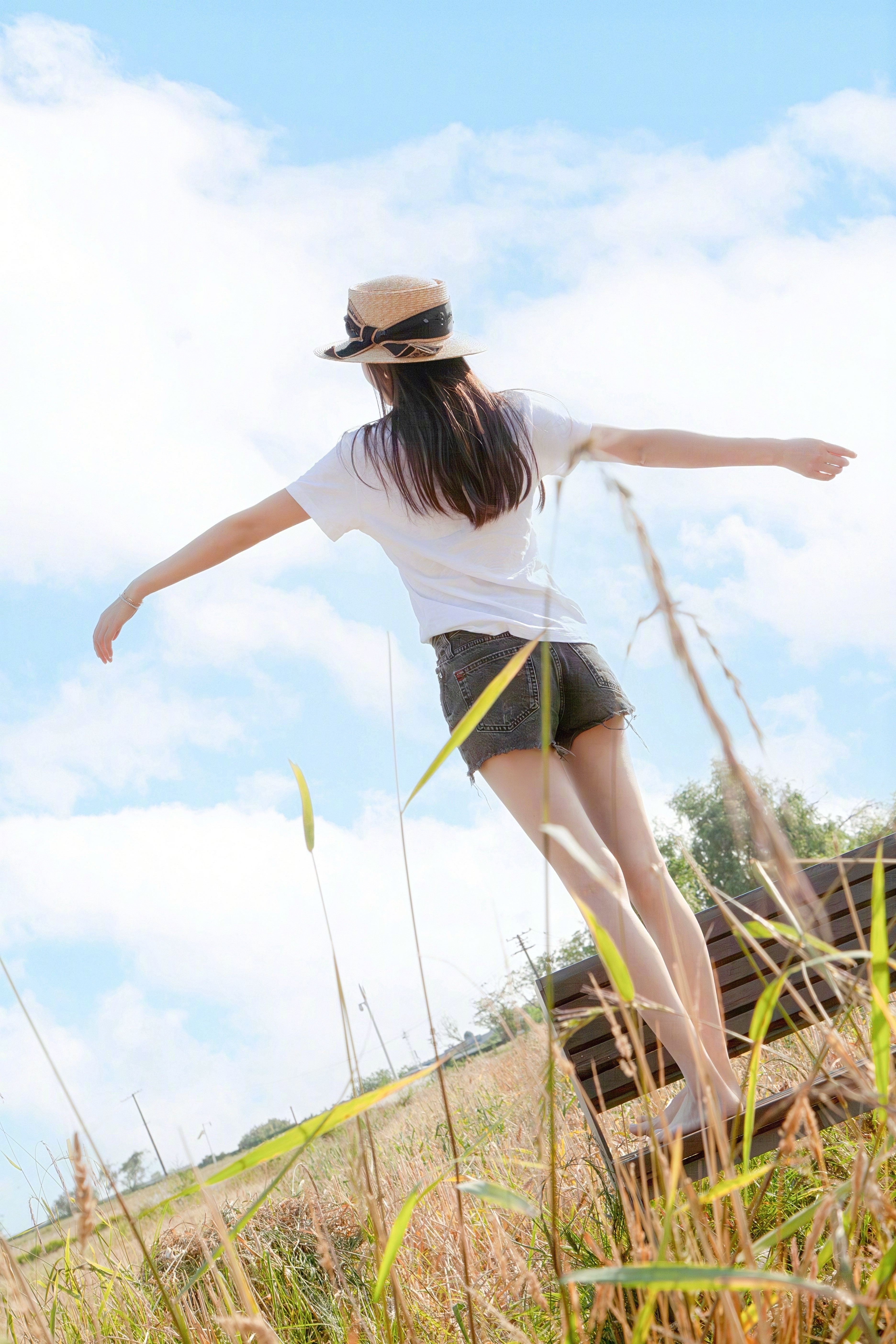 陈钰琪🍃夏日户外清凉照，大秀美腿