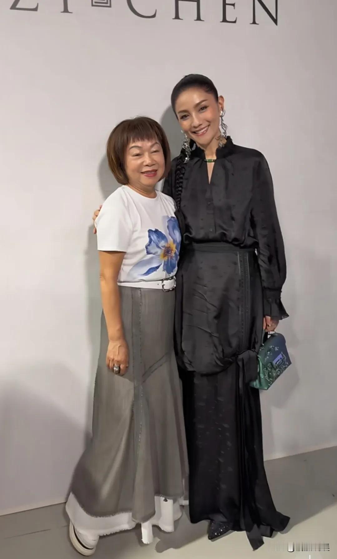 是妆化的好，还是穿搭对了头？胡可这是实现了逆生长啊！她巴黎时装周看秀，扎着高马