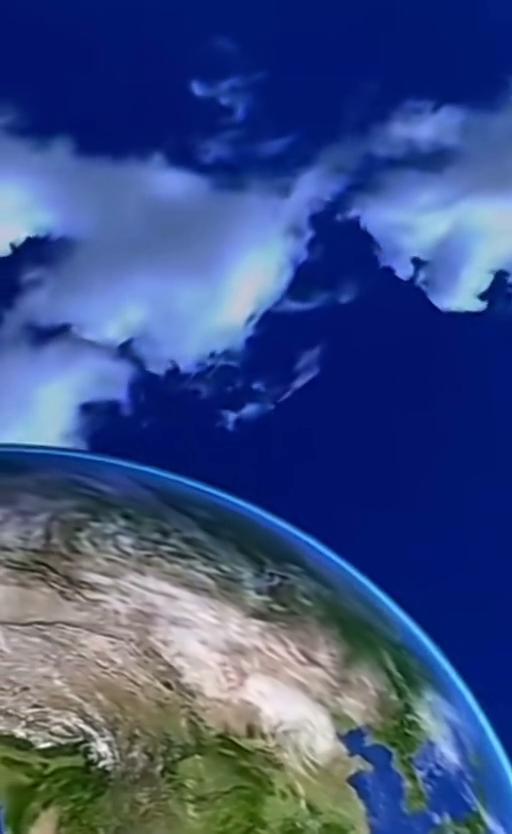 这就是地球的大气层，其厚度约有一千公里。如果地球失去了大气层，白天就不会看到蔚蓝