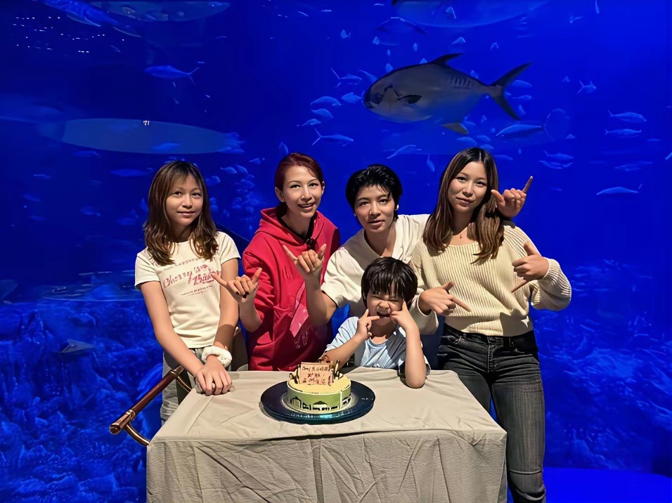 蔡少芬的3个孩子，两个女儿和一个儿子，女儿长大了不少，儿子还小，一家五口其乐融融