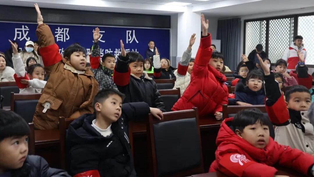 邛崃萌娃沉浸式体验寒假安全消防课，学以致用过春节