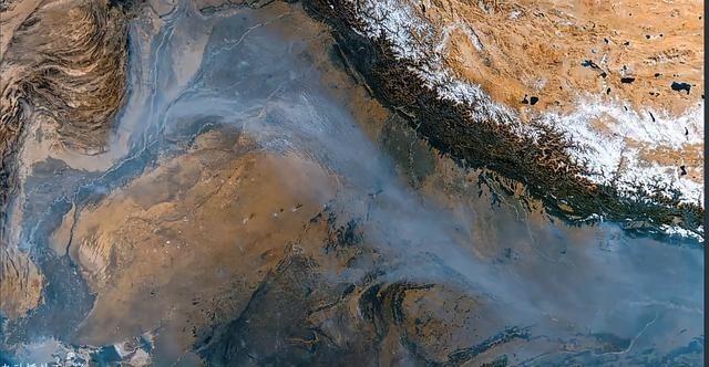 中国人都应该感谢喜马拉雅山的庇护。最近印度上演了一场新德里大逃亡，不是战争也不是