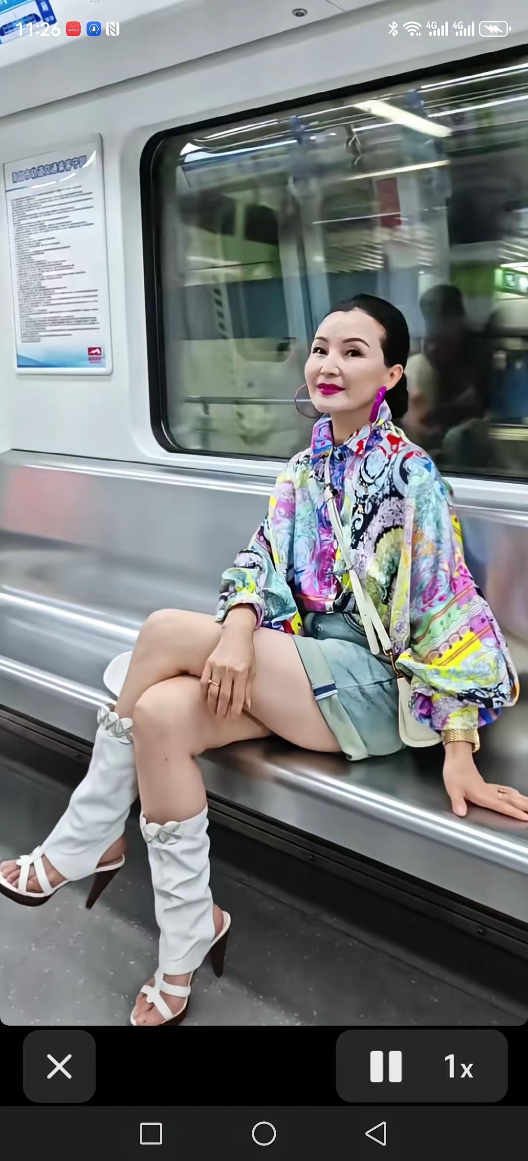 地铁上的这位阿姨，再次印证了：女人无论何时都不能让自己发胖，唯有保持身材，穿衣才