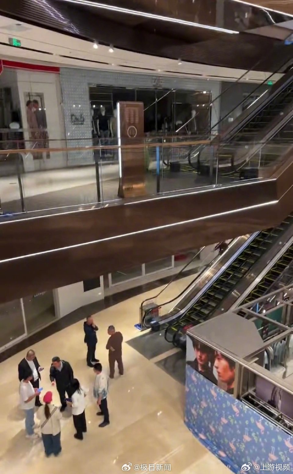 【#急救人员回应女子万达广场坠楼身亡#】#女子万达广场坠楼身亡商户发声#4月18