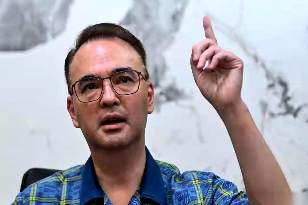硬扛了快半年，那个把参议院按下暂停键的男人，终于认怂交单了。但你以为他真的服软