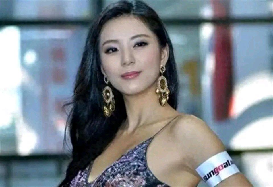 艾尚真，原名徐萌，这位重庆姑娘堪称传奇。175厘米的净身高，90-60-