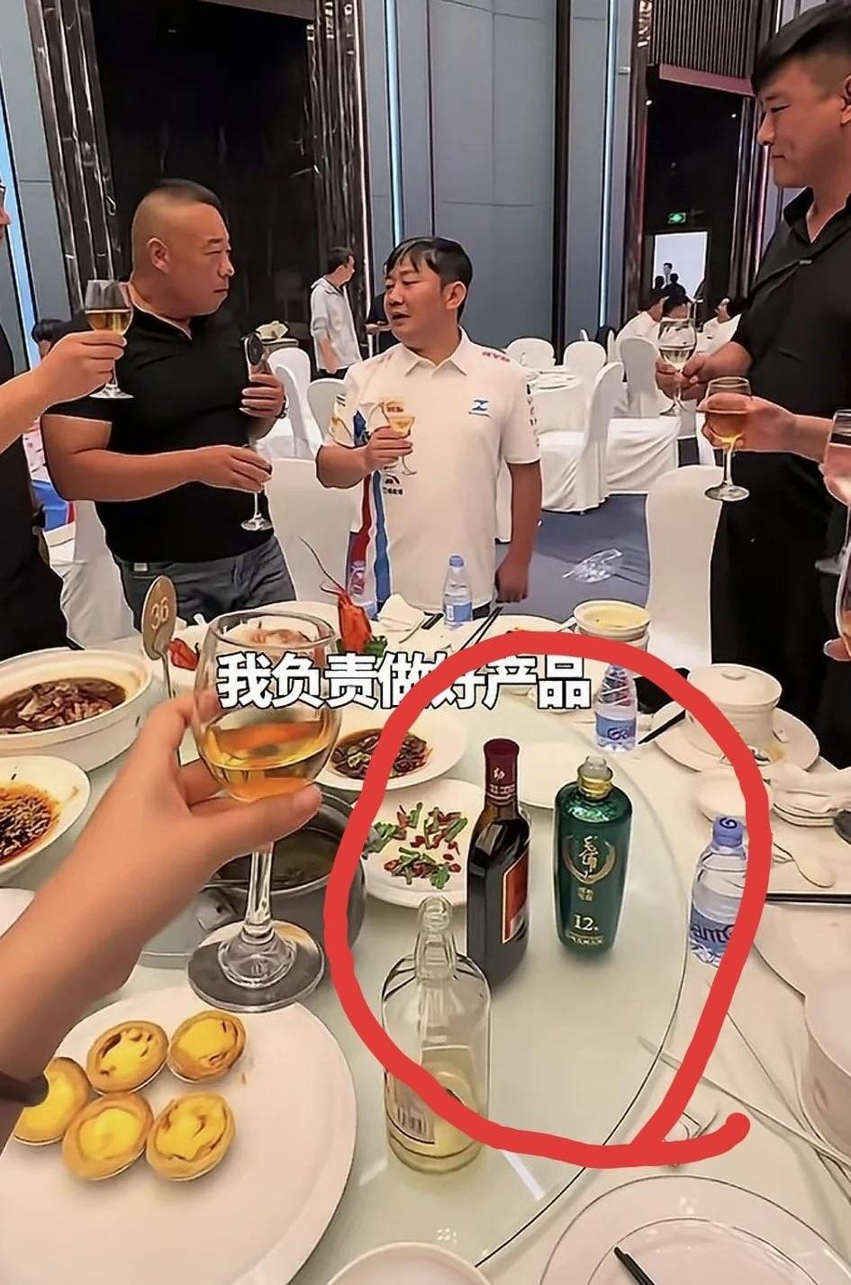 一桌菜还没三瓶酒值钱，你敢信？张雪这次请全国代理商吃饭，桌上那三瓶酒加起来快一千