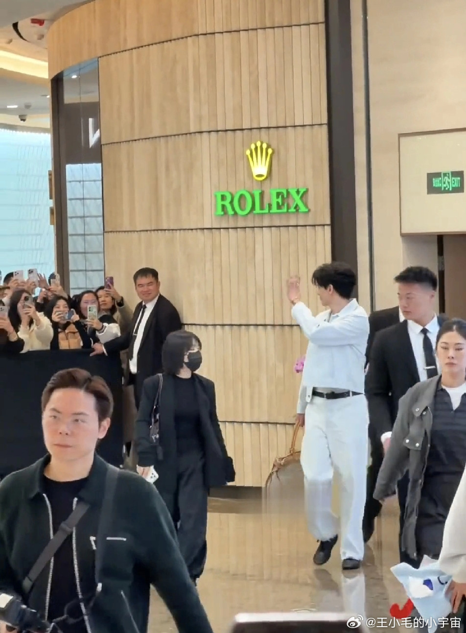 男明星里好久没看见像邓凯这样的薄底鞋了，真的看够了男明星的厚底鞋，内增高和高跟鞋