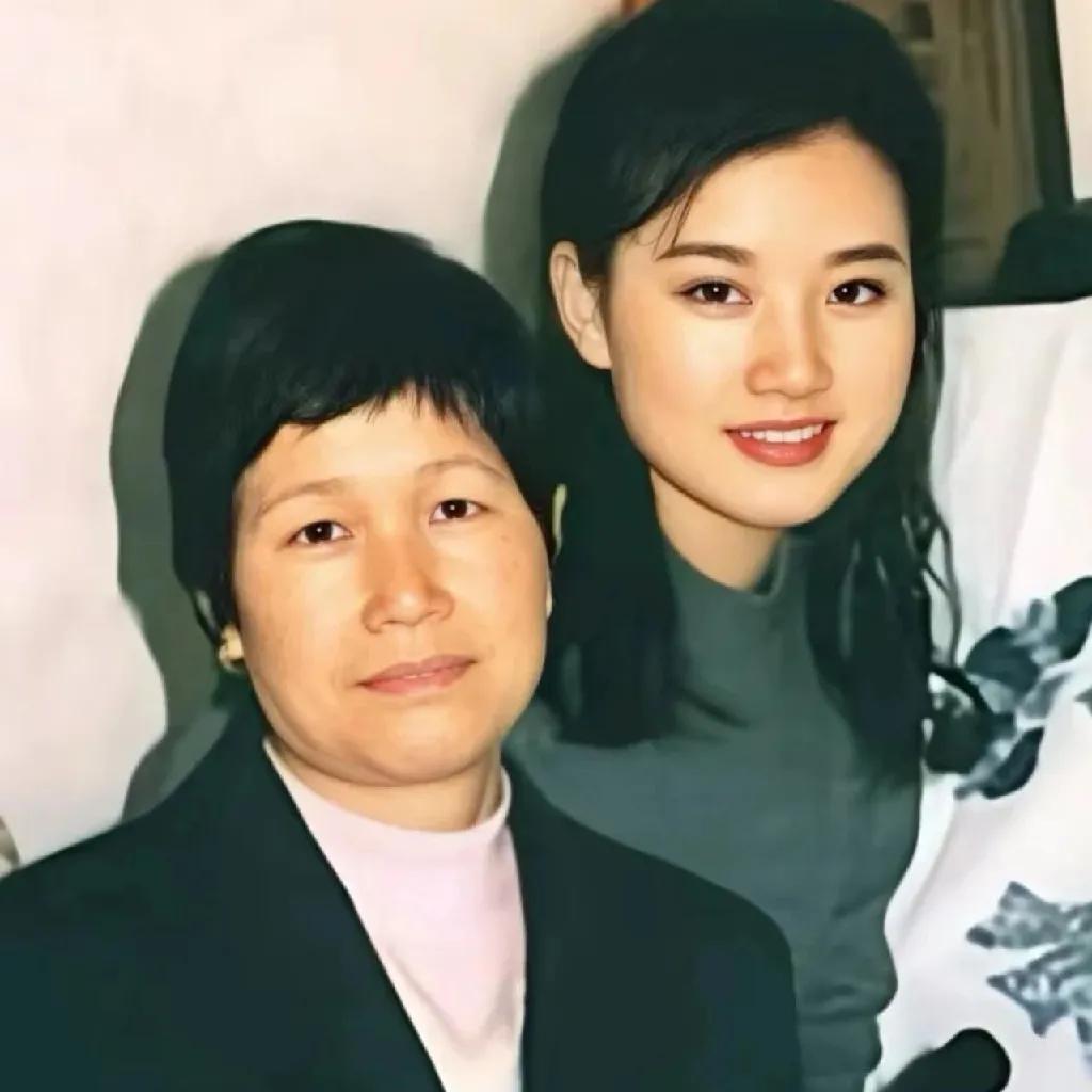 80年代，宋祖英和母亲，一张珍贵的留影，她凭借《小背篓》在央视春晚崭露头角，事业