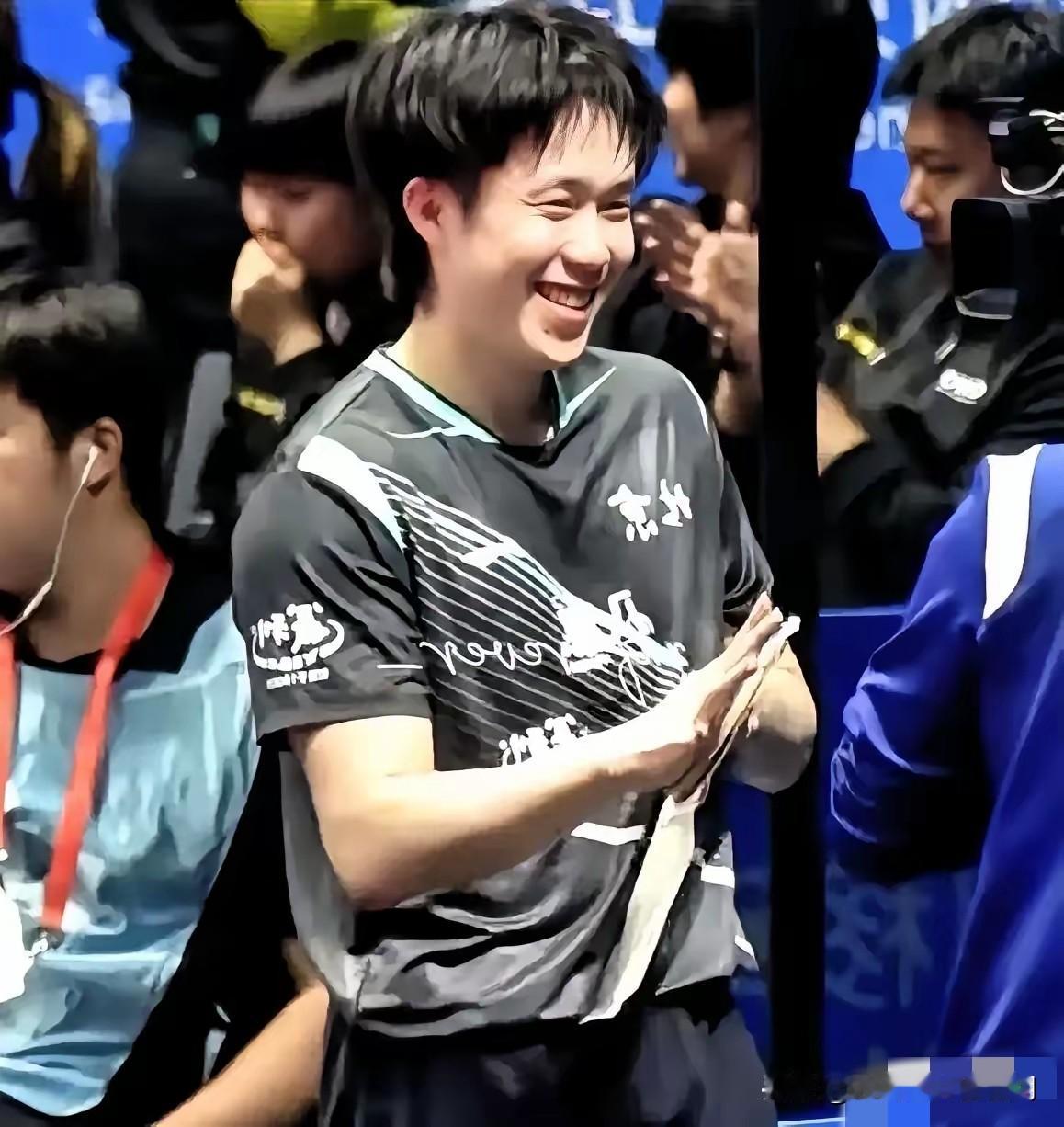 刚刚查了一下，大头今年25岁，第三次出战全运会男单，又摘得铜牌。不查不知道，一查