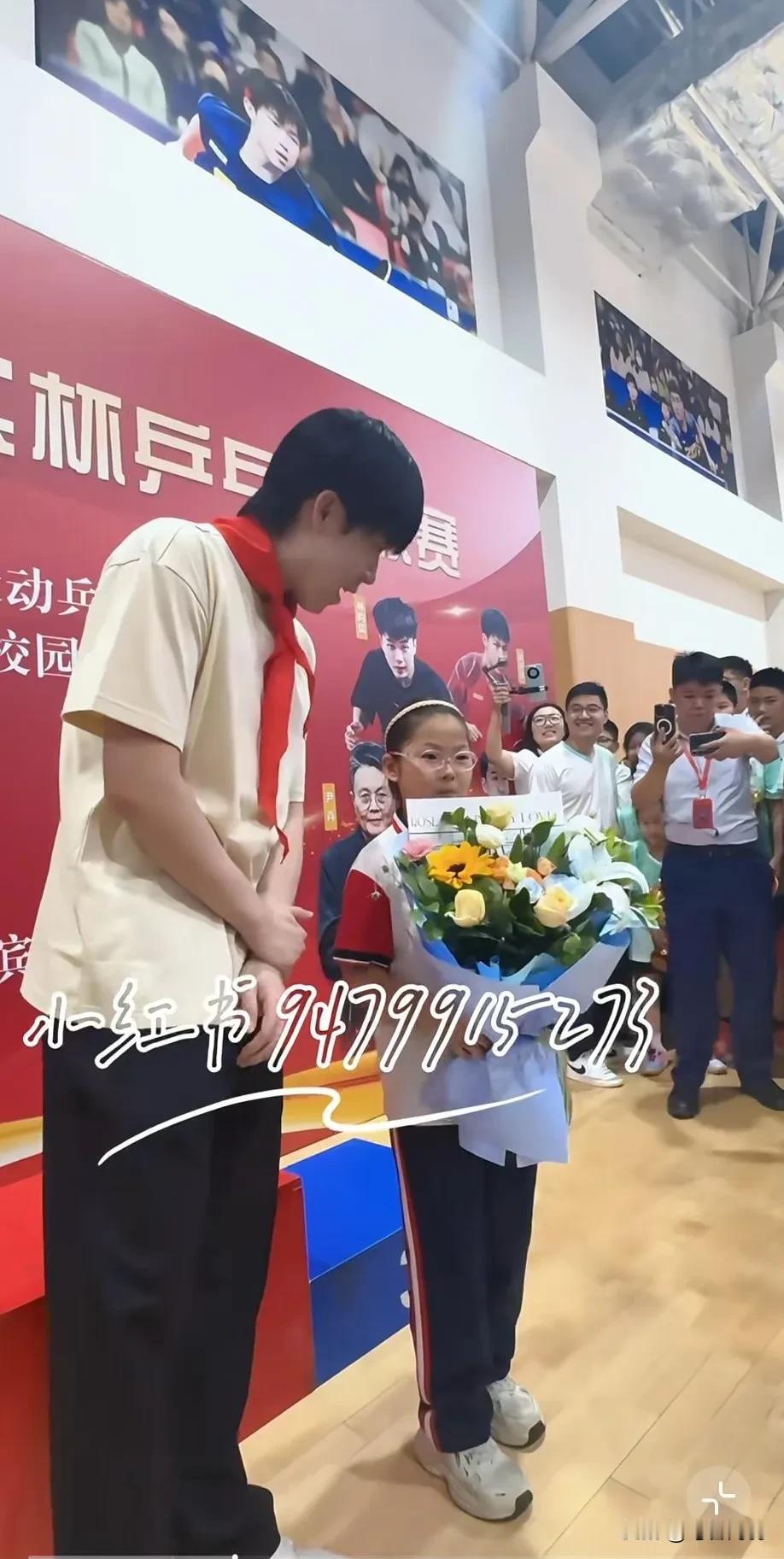 头哥如果当一名老师，得多有爱❤！再次坐实女儿奴的头哥，看见小朋友捧着花儿害羞的