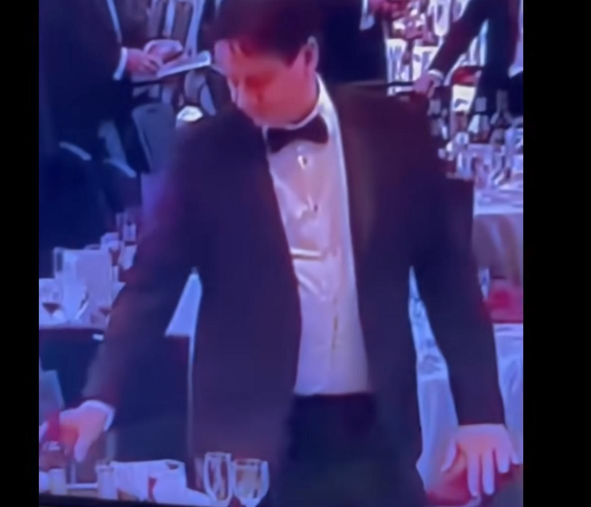 不是我不明白，而是这个社会变化快。怎么也想不到。美国总统的晚宴，应该是高级宴会来