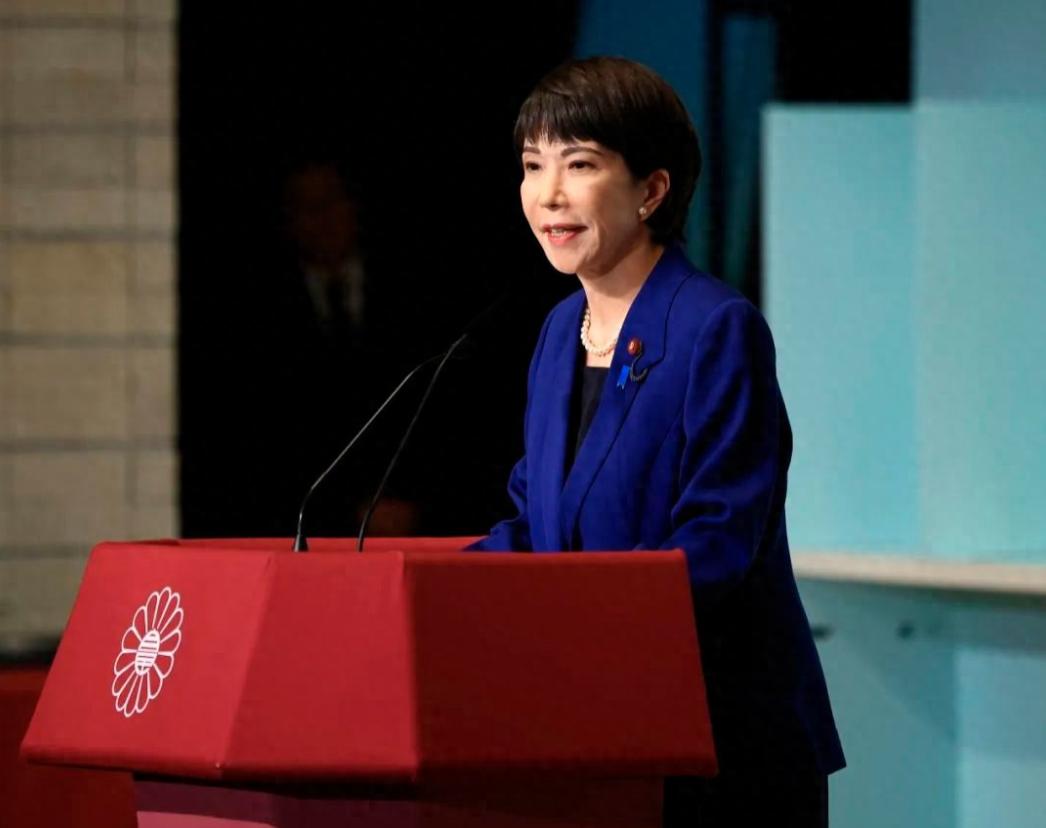 /此刻，日本关西机场里，挤满了焦急回国的中国面孔，他们都在盯着大屏幕，希望能够看