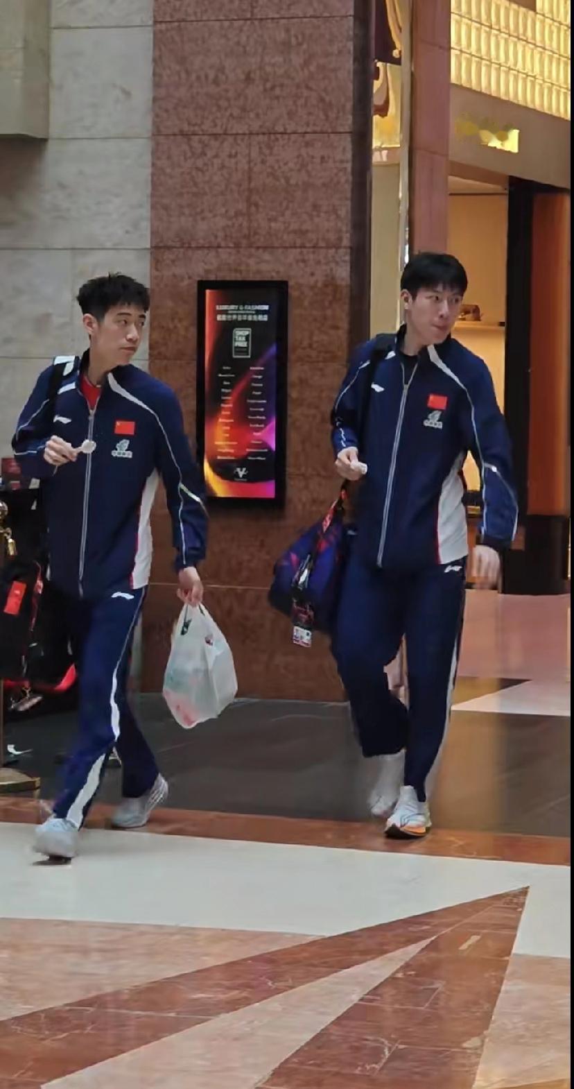 谁懂啊！国乒小将下训就炫雪糕🍦刚刷到WTT新加坡大满贯的路透，温瑞博和陈