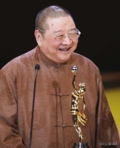 2019年。倪匡84岁。他的皮肤上长了一个瘤。去医院检查，医生说是恶性肿瘤，皮肤