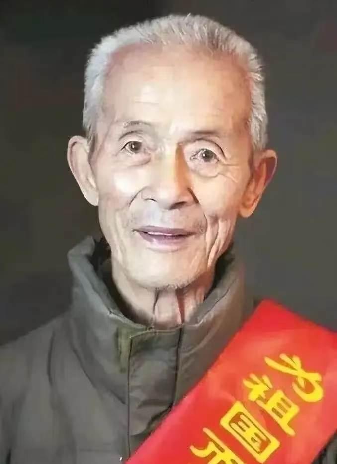 破防了！贵州女子扫墓发现一座荒坟，看清身份当场下跪！贵州，女子在山上给母亲
