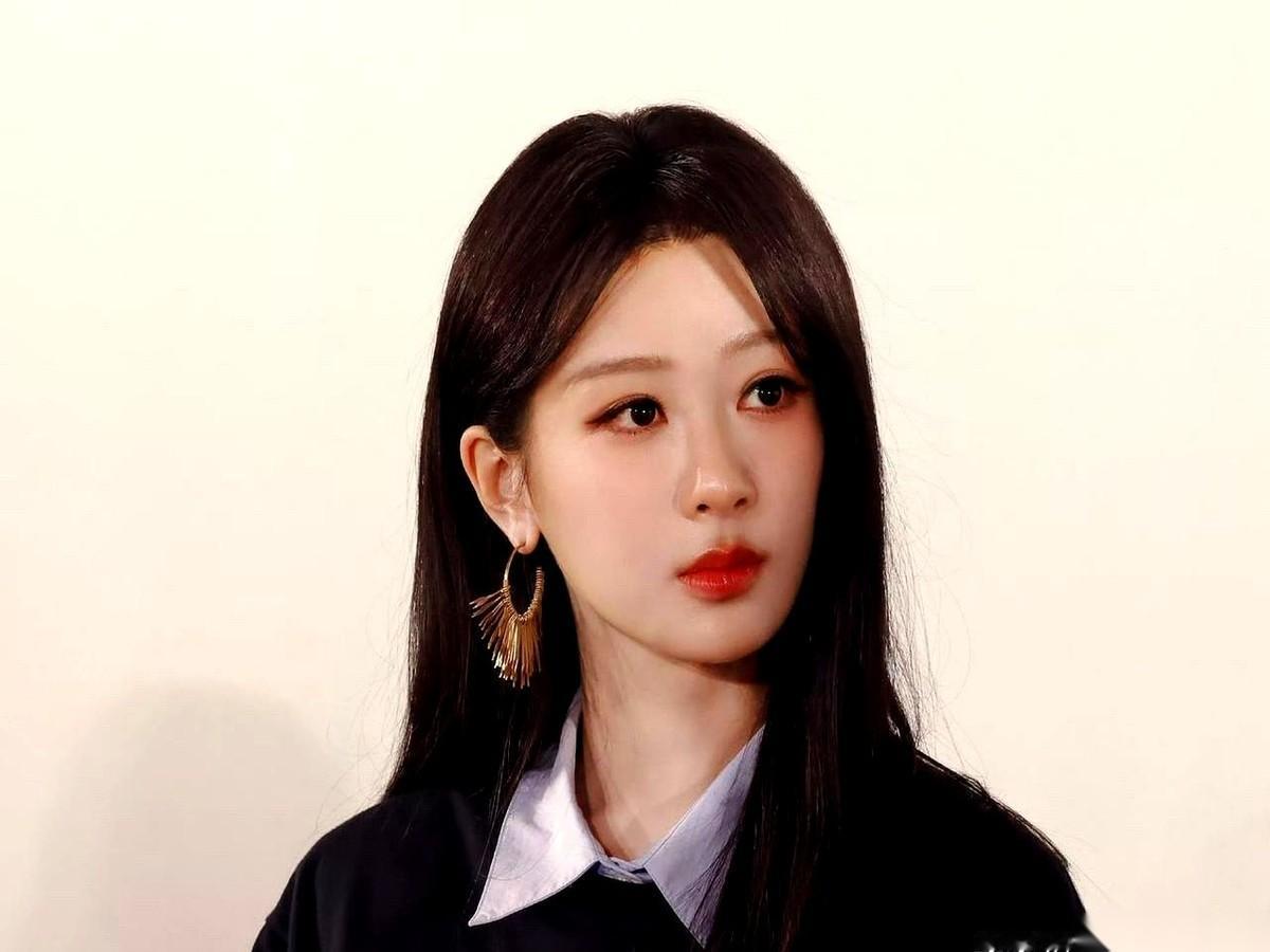 杨紫昨晚那个妆，真不是一般人画得起的。背后化妆师叫金鹤龙，圈里人叫价，单次五万