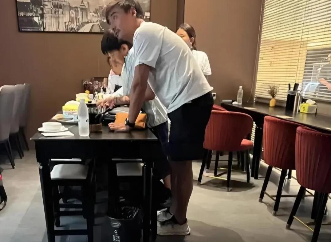 8月10日，歌手何洁与丈夫刁磊带着三个孩子在上海某餐厅享用大闸蟹时被网友偶遇。何