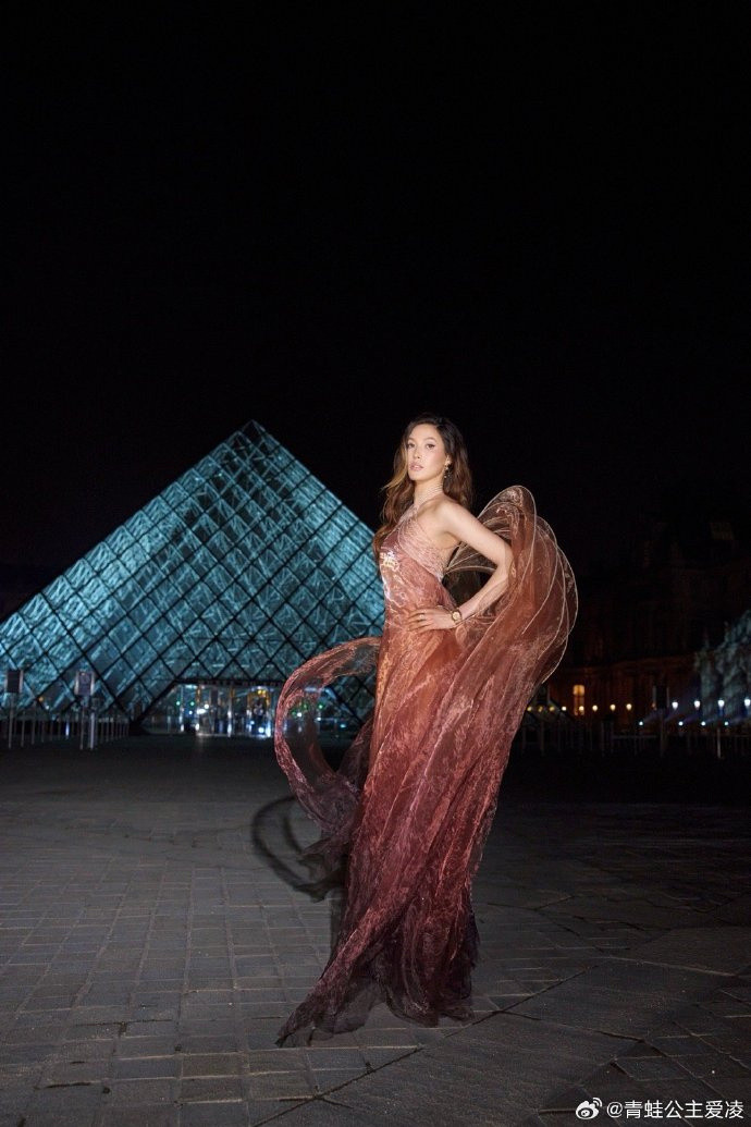 【谷爱凌祝元宵节快乐】谷爱凌法国晒照3月4日，发博：元宵节快乐💌