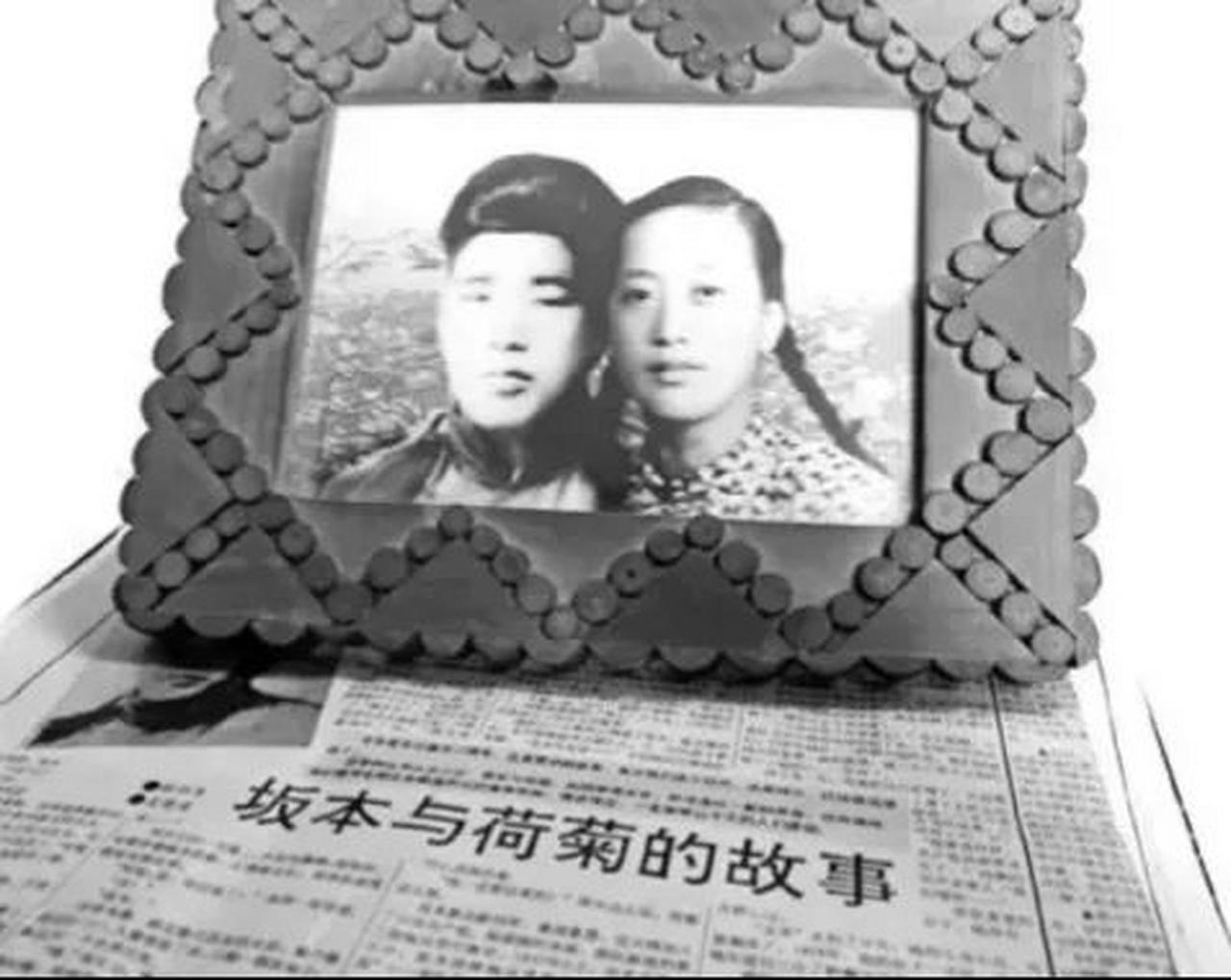 深夜，一名日本士兵翻进老农家，偷偷的将一摞钞票塞进窗户，低声说道：“千万不要声张