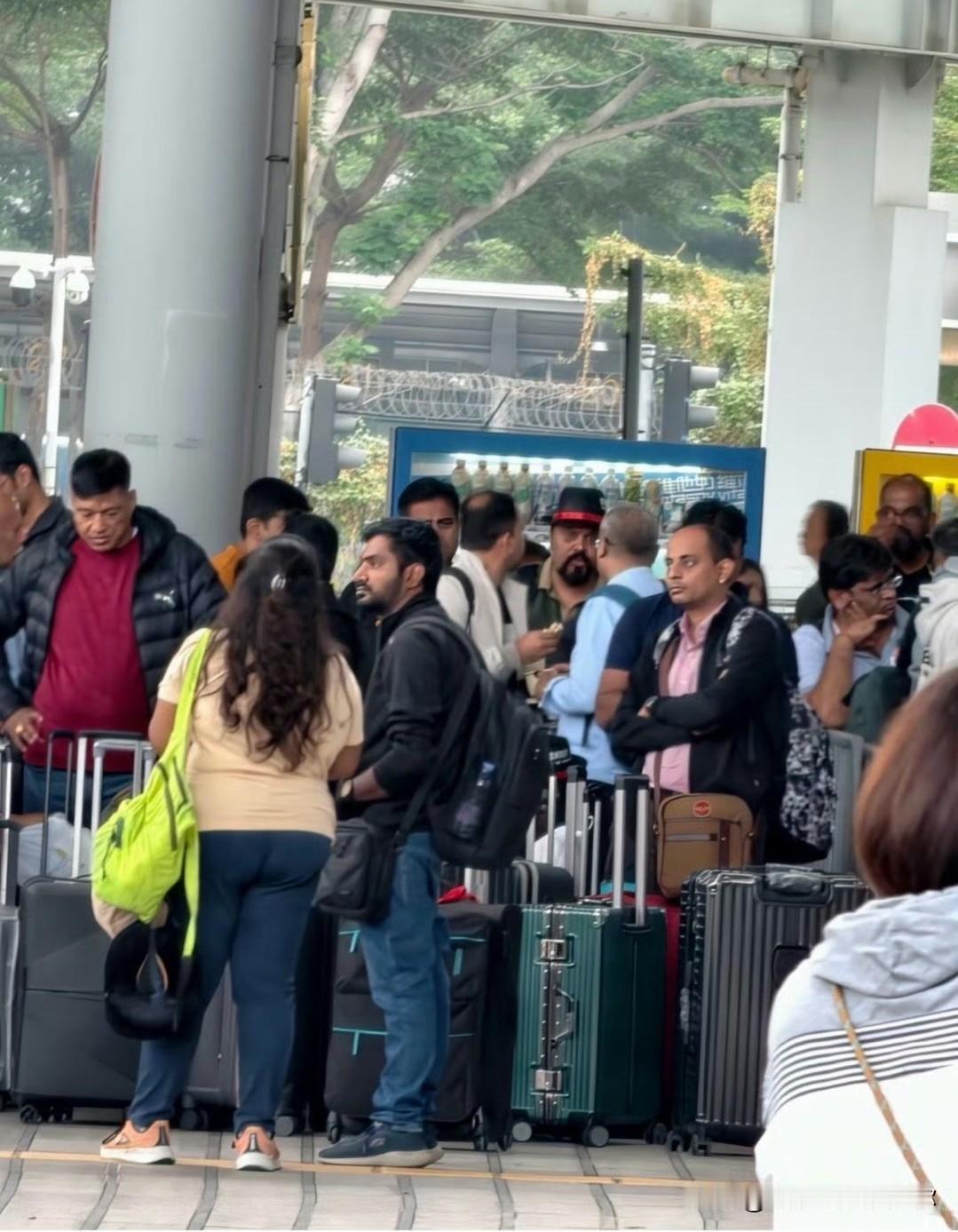 这事憋在心里好些天了。最近街上印度面孔确实多了不少。了解了一下，背后是条黑中介