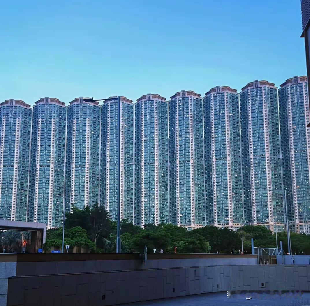 玛利亚之墙---香港映湾园，这入住率太高了。香港映湾园是李嘉诚开发的，当时一平