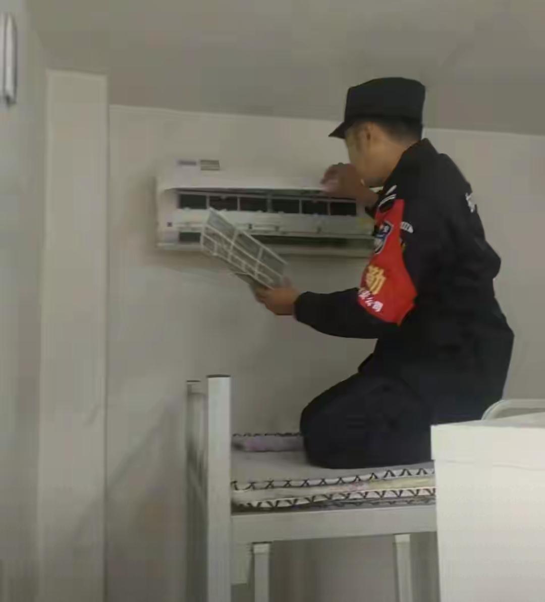 前天我们这里来了一个新保安，年轻小伙子26岁，没想到昨天在大门岗值班被业主数落了
