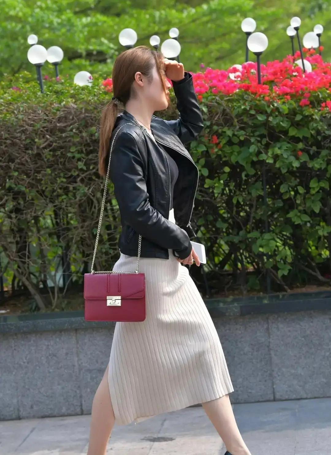 今天逛街撞见闺蜜，一身黑皮夹克配米白针织裙，走路带风。我直接一句：你这身帅得犯规