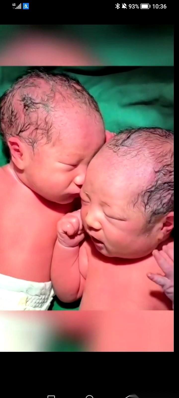 刚生完双胞胎，人还虚弱地躺在床上，亲老公凑过来，不是心疼，不是喜悦，开口就是一句