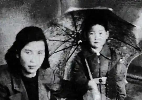 1979年，李敏替母亲贺子珍办理北京住房的事碰了钉子，挨了批评。她的公公孔从洲一