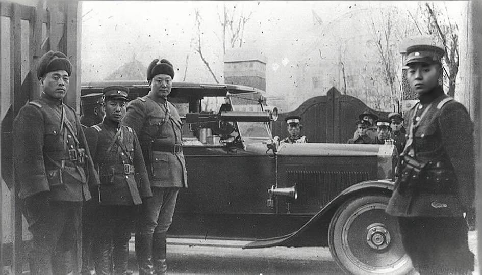 民国时期，奉天张作霖“大帅府”门前，几名身着东北军军装的警卫神情肃穆地伫立两侧，