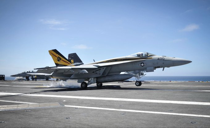 突发:周日,美国尼米兹号航母(CVN-68)一架F/A-18F超级大黄蜂