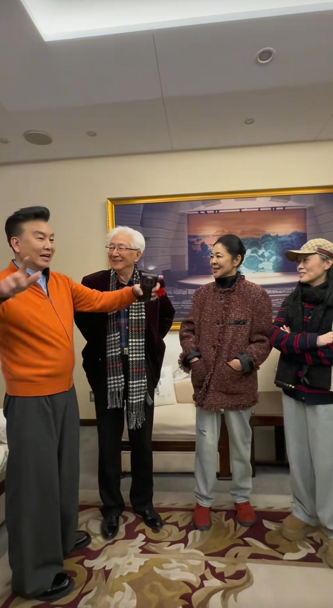 立春之际，张泽群、陈铎、倪萍、白岩松等多位深受观众喜爱的资深主持人齐聚一堂，共同