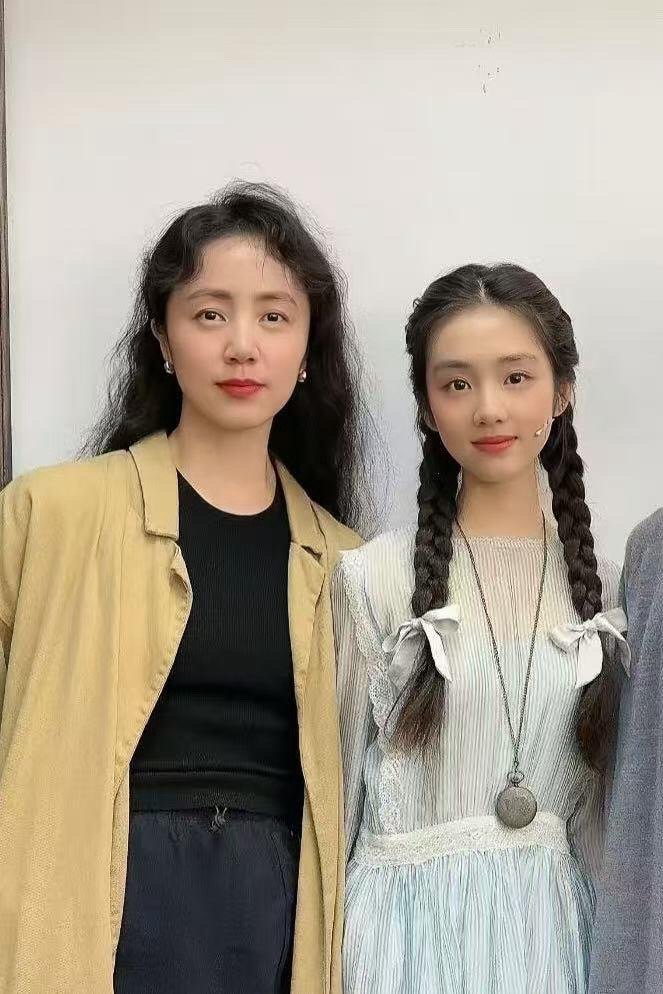 黄多多五官像妈妈，但比她妈妈更漂亮，轮廓像年轻的黄磊​​​